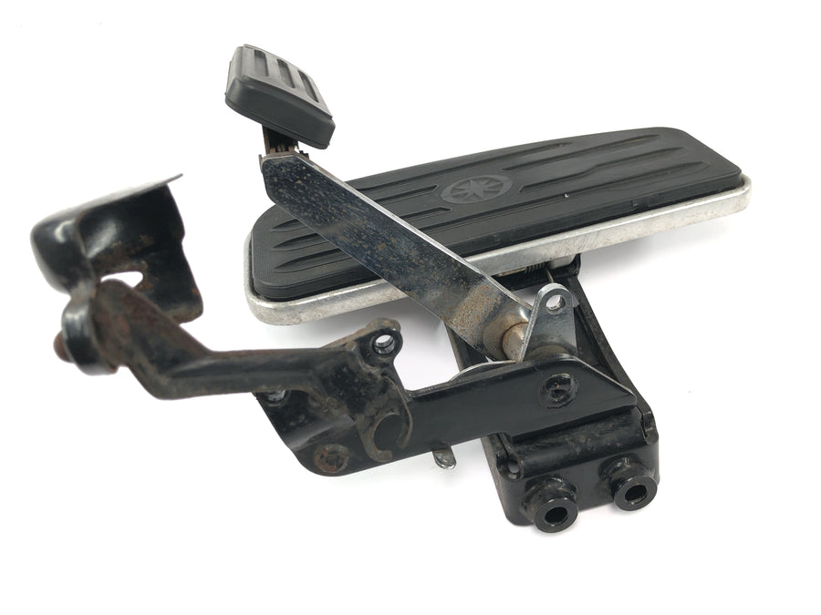 Yamaha XV 1600 Wild Star VP08 [2002] - Estribo conductor reposapiés delantero derecho con pedal de freno