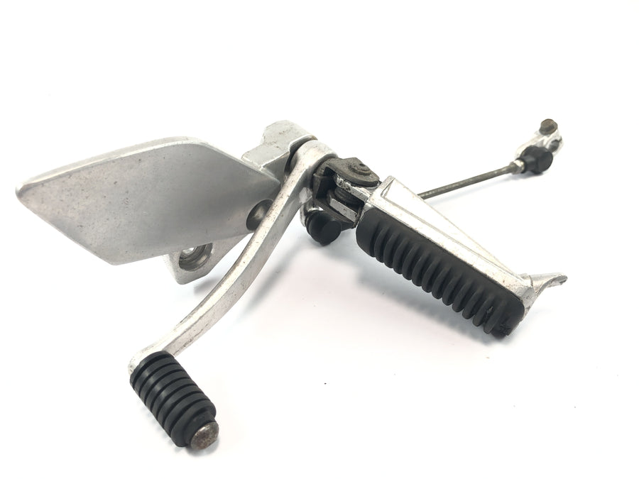 Yamaha XJR 1200 4PU [1996] - Reposapiés del conductor izquierdo con pedal de cambio y varillaje