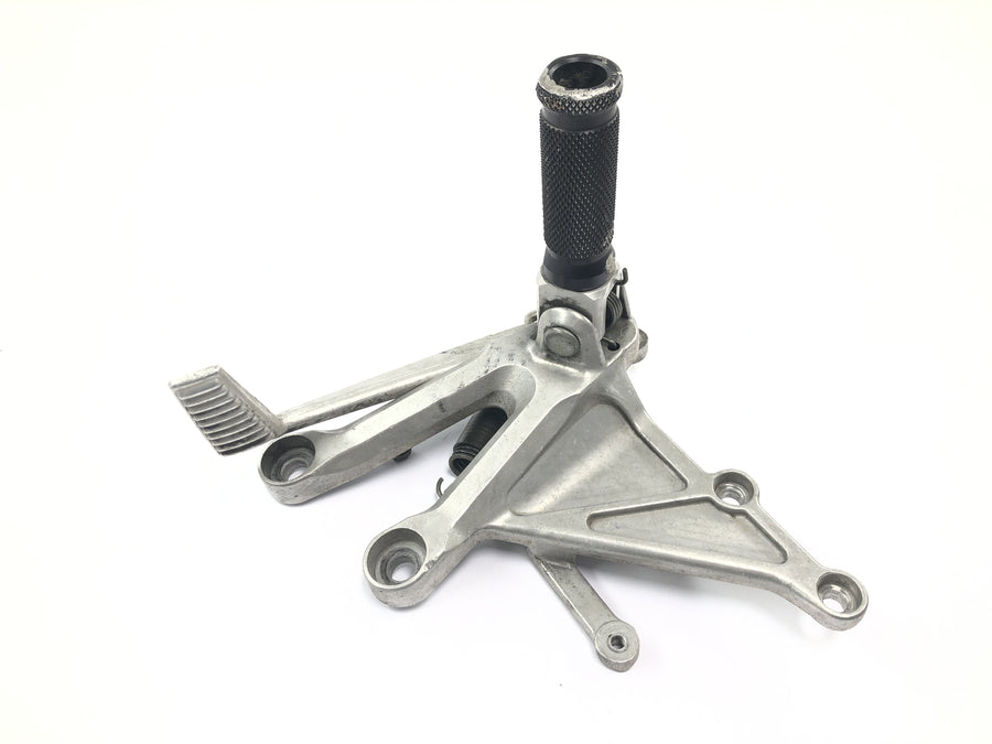 Honda CBR 1000 RR SC57 [2006] - Reposapiés del conductor derecho con sistema de reposapiés con pedal de freno