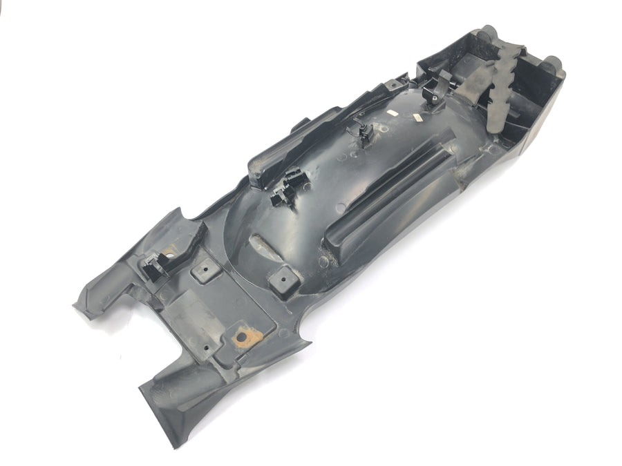 BMW R 1200 GS Adventure R12 [2012] - Cubriendo la limpieza de protección de salpicaduras del guardabarros interno en la parte posterior