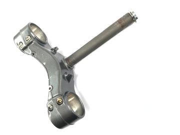 Cagiva Planet 125 [1998] - soporte del cabezal de dirección del puente de la horquilla inferior