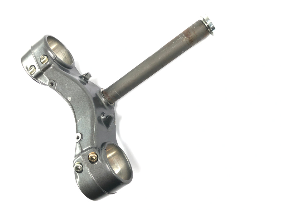 Cagiva Planet 125 [1998] - soporte del cabezal de dirección del puente de la horquilla inferior