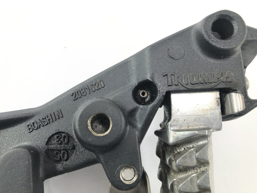Triumph Sprint ST 1050 [2005] - reposapiés pediátrico a la izquierda con un pasajero del reposapiés del portavasos