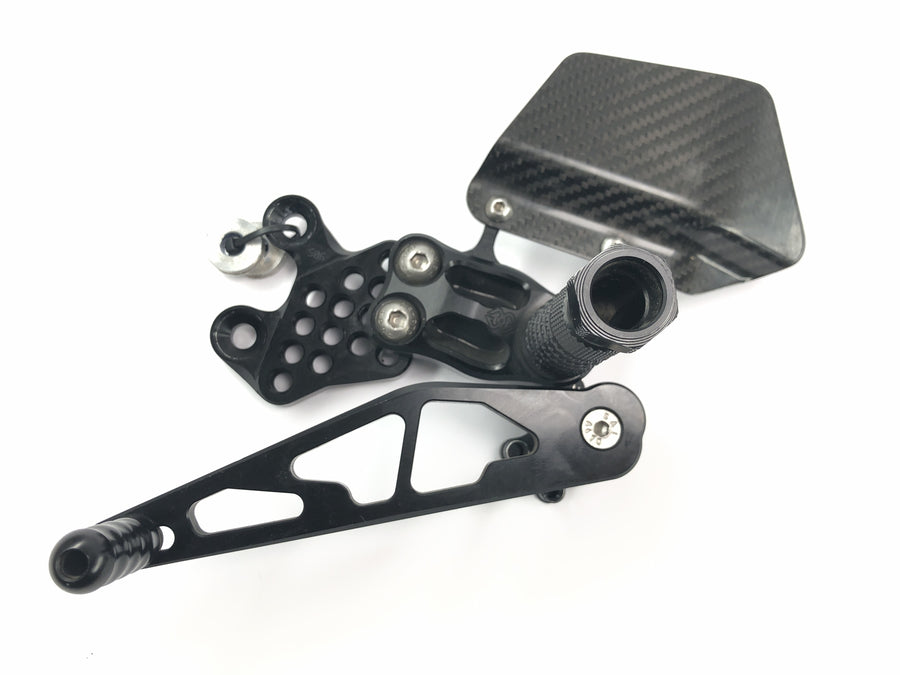 Suzuki GSX R 1000 WVB6 K6 [2006] - Informe del sistema de reposapiés de Gilles Tooling con reposapiés del conductor