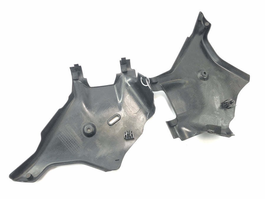Suzuki VZ 1500 WVCU [2011] - tapa del cabezal de dirección izquierdo y derecho
