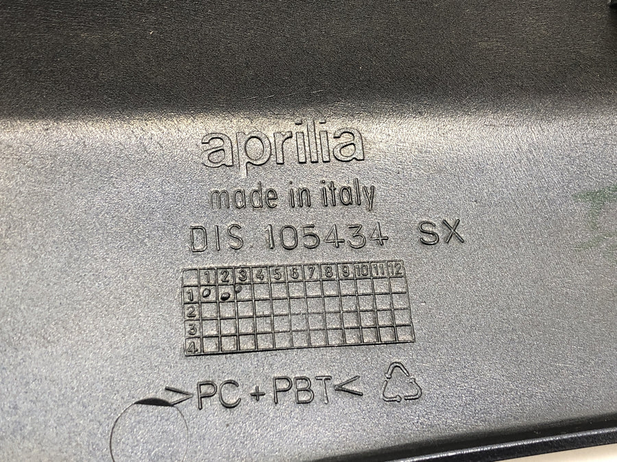 Aprilia RST 1000 Futura [2002] - revestimiento de asiento detrás de revestimiento trasero derecho