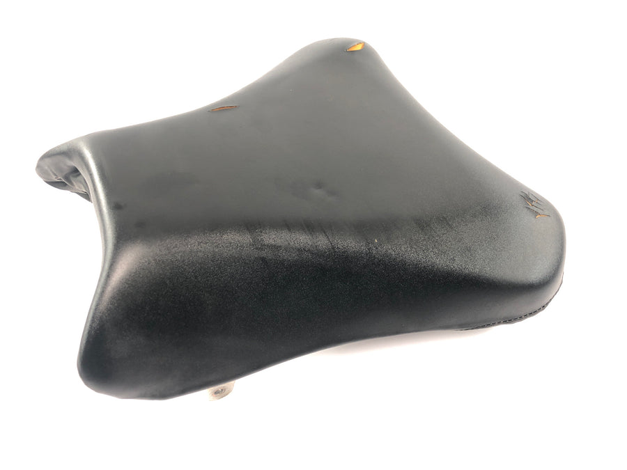 Suzuki GSX R 1000 WVBZ K3 [2003] - La funda del asiento del conductor tiene grietas