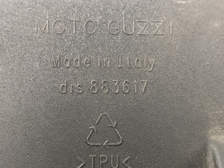 Moto Guzzi Stelvio 1200 8V [2016] - Compartimento batería caja batería de goma con drenaje