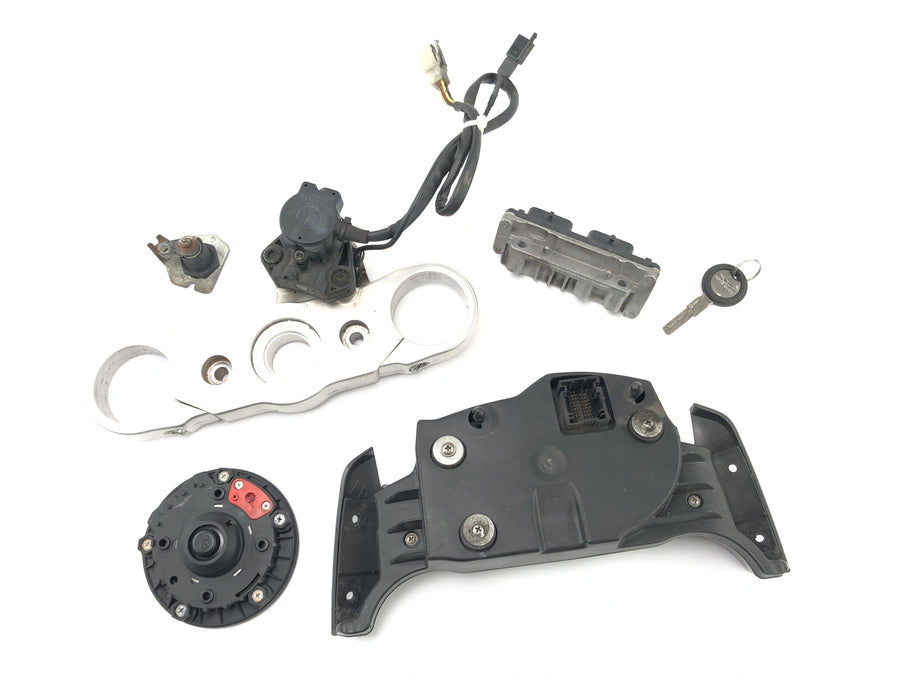 Moto Guzzi Stelvio 1200 4V [2009] - Cerrajería con bloqueo de tanque de la unidad de control del velocímetro y puente de la horquilla de arriba arriba