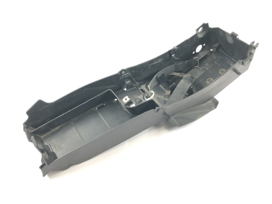 Yamaha MT07 RM04 [2014] - Compartimento de herramientas trasero del panel interior de la subestructura trasera