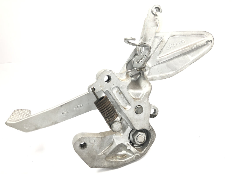 Yamaha YZF 750 R 4HN [1995] - Sistema de reposapiés del conductor derecho con pedal de freno