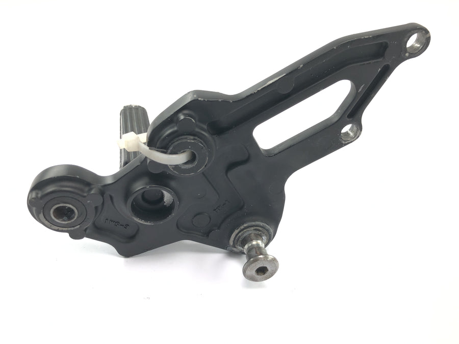 Yamaha MT07 RM04 [2014] - Reposapiés del conductor con soporte en el reposapiés derecho