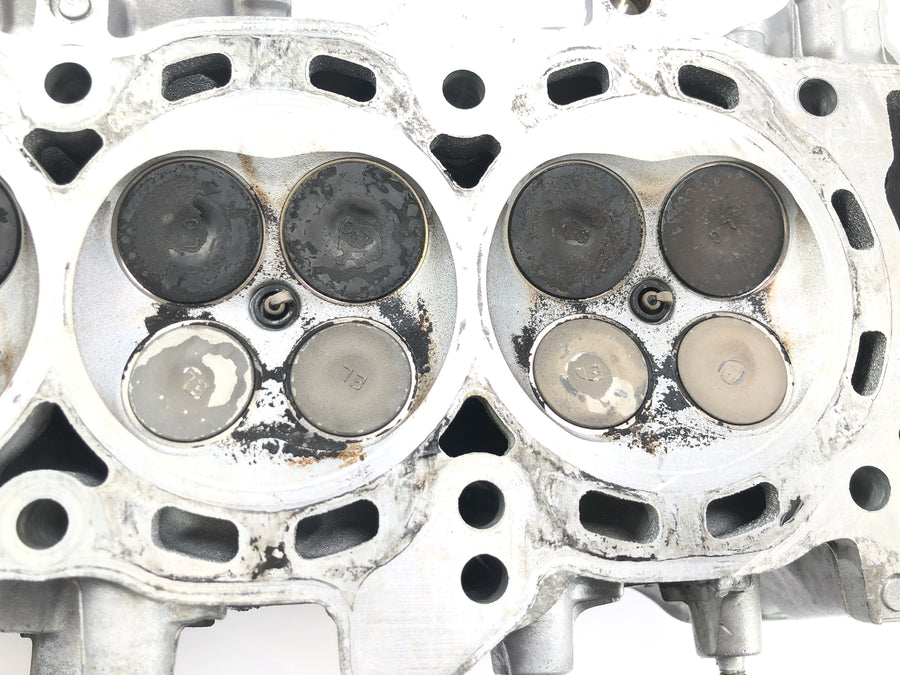 Honda CBR 1000 RR SC57 [2006] - canales de válvulas del asiento de válvulas del tren de válvulas de la culata