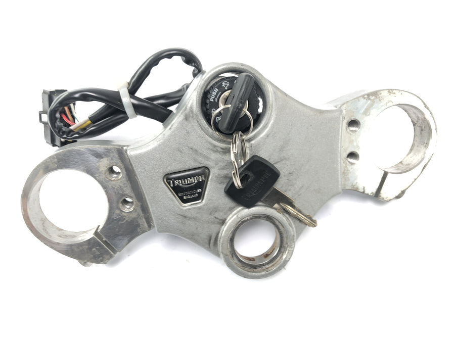 Triumph Sprint St 1050 [2005] - Bloqueo con puente de la horquilla en la cerradura del tanque superior