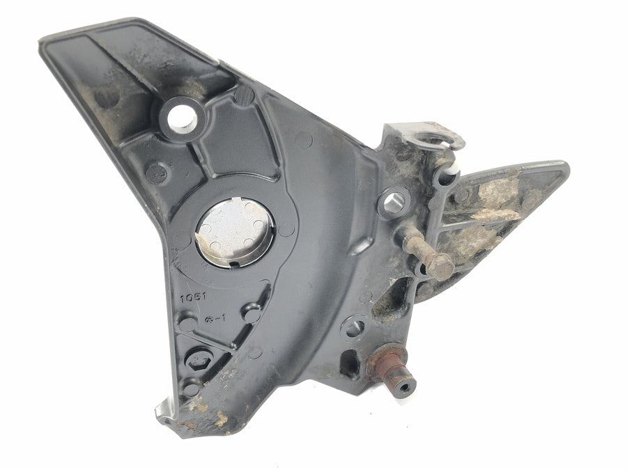Kawasaki ZR7 ZR750F [1999] - Soporte del soporte del reposapiés en el transportista del pie del conductor delantero derecho