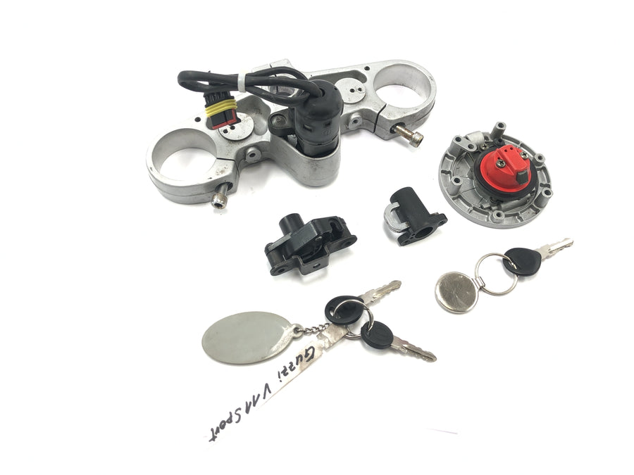 Moto Guzzi V11 Sport [1999] - Conjunto de bloqueo del puente de la horquilla con cerradura de encendido en la tapa superior del depósito