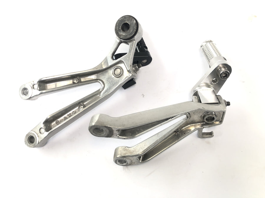 Yamaha YZF R1 RN01 [1998] - Footrests Pediac establecido a la derecha e izquierda