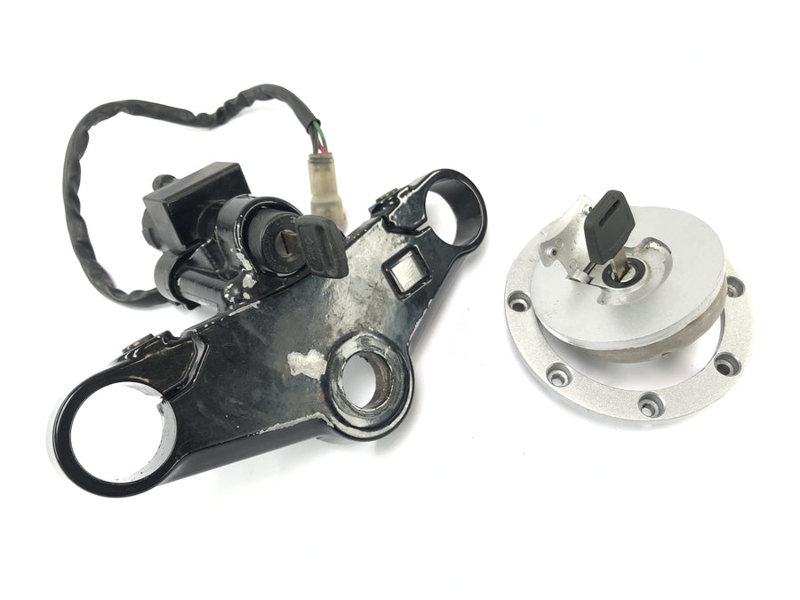 Honda NSR 125 JC22 [1998] - Puente de la bifurcación en la parte superior con bloqueo de la cubierta del tanque de bloqueo de encendido con llave