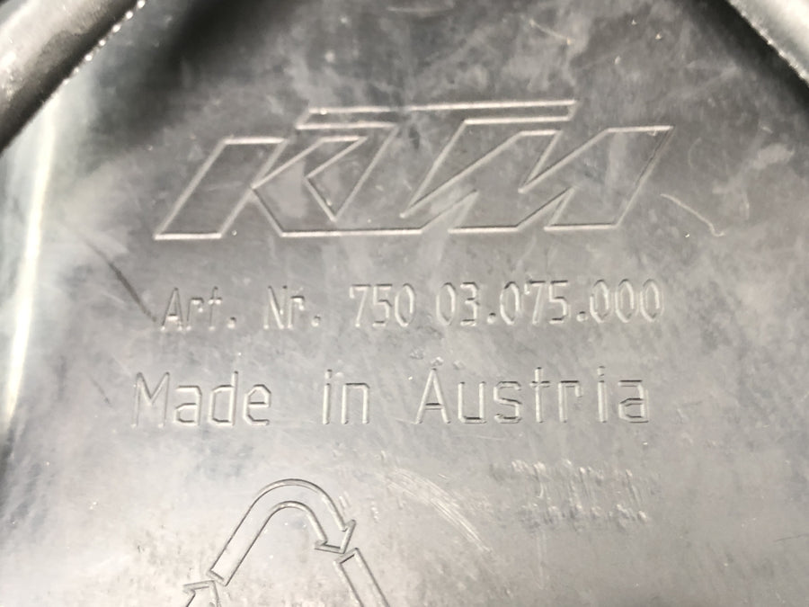 KTM 690 SM Prestige [2007] - Compartimento de herramientas