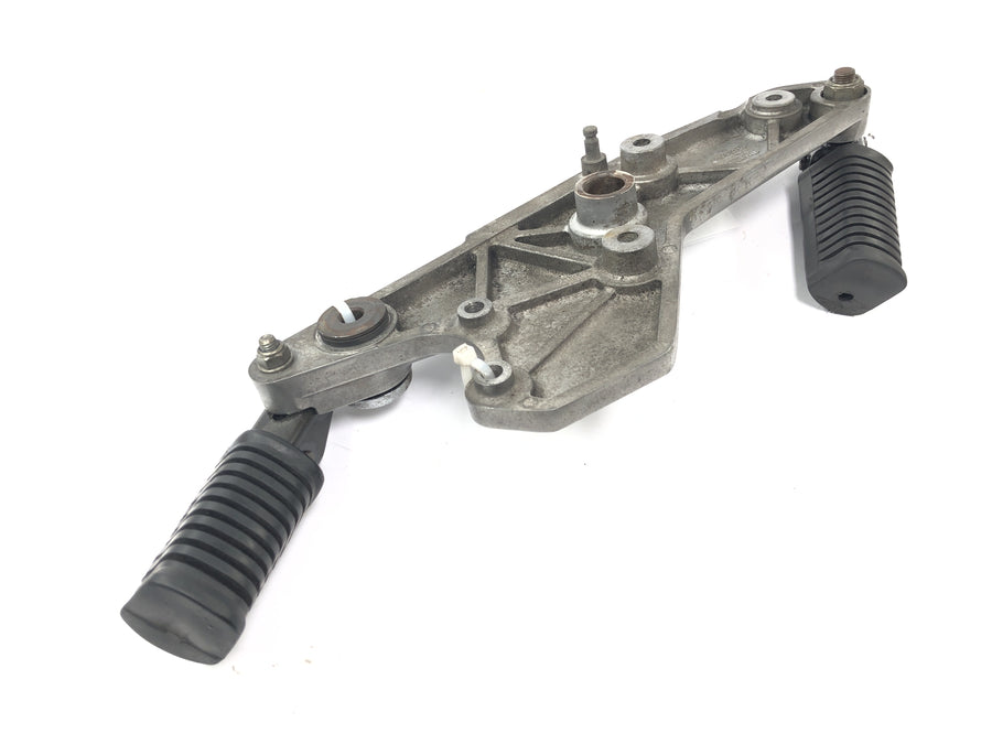 Kawasaki Z 1100 KZZ10A [1984] - Placa de reposapiés a la derecha con reposapiés