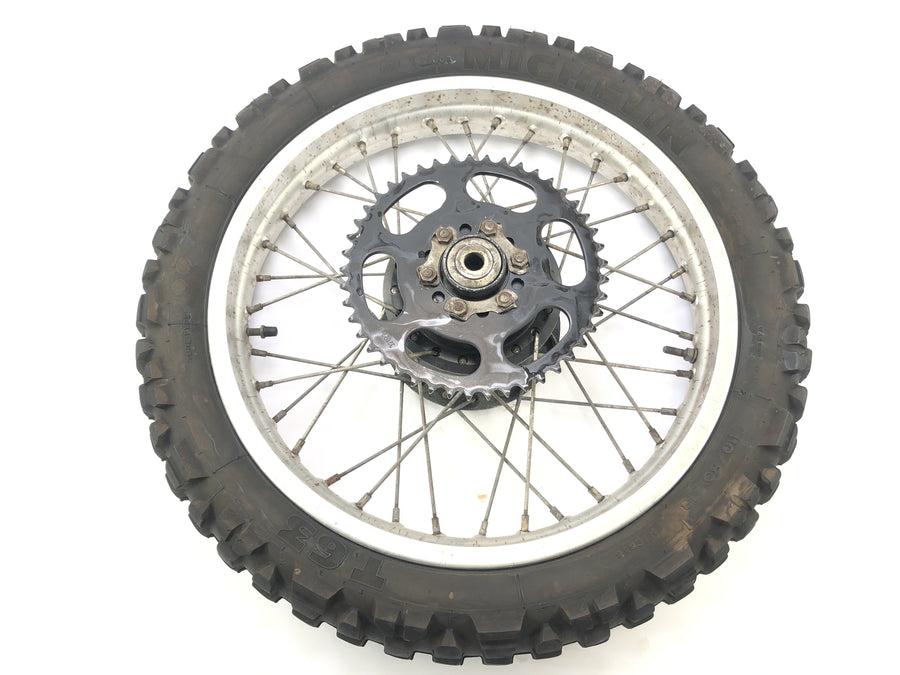Yamaha XT 350 3YT / 55V [1990] - Rimbre de la rueda trasera con rueda de cadena en la parte posterior
