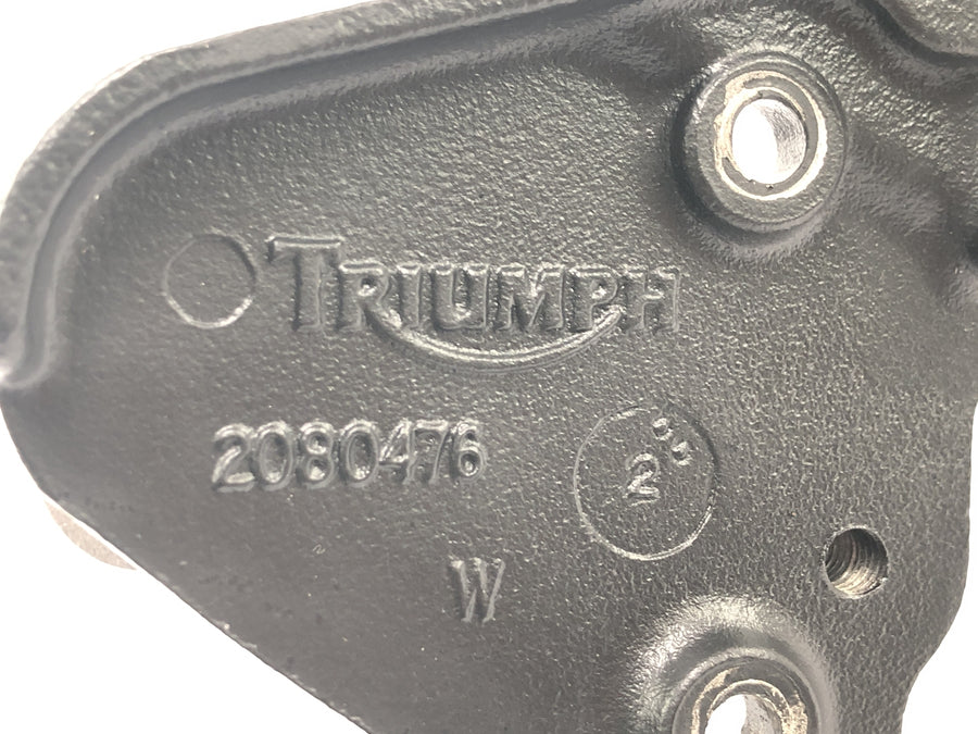Triumph Tiger 955i 709EN [2003] - Reposapiés del conductor derecho con soporte para el sistema de reposapiés
