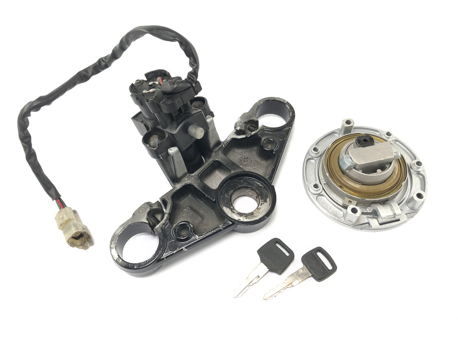 Honda NSR 125 JC22 [1998] - Puente de la bifurcación en la parte superior con bloqueo de la cubierta del tanque de bloqueo de encendido con llave