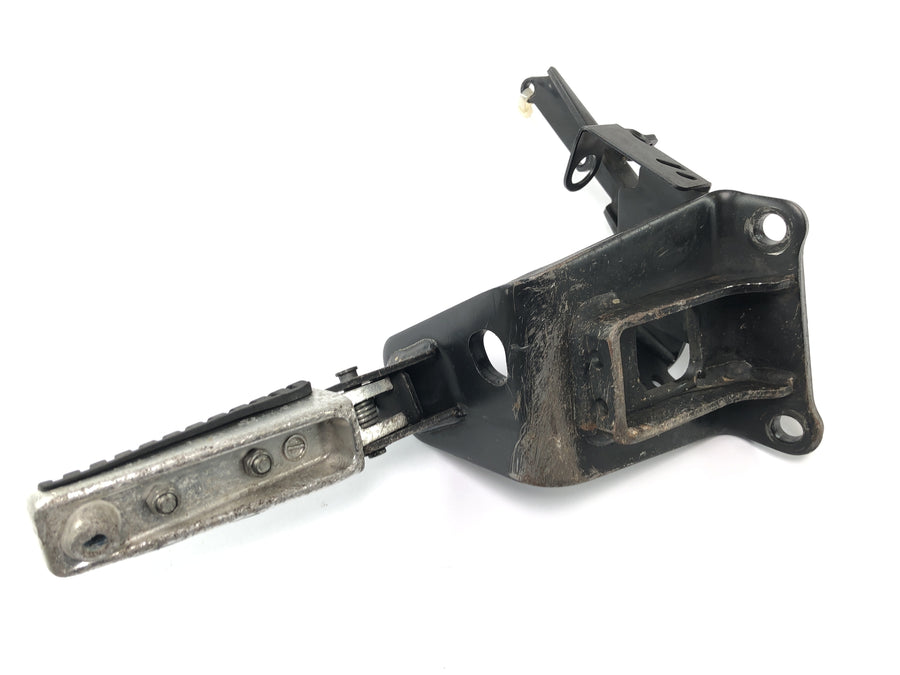 Suzuki VZ 1500 WVCU [2011] - Reposapiés conductor derecho Reposapiés conductor con soporte