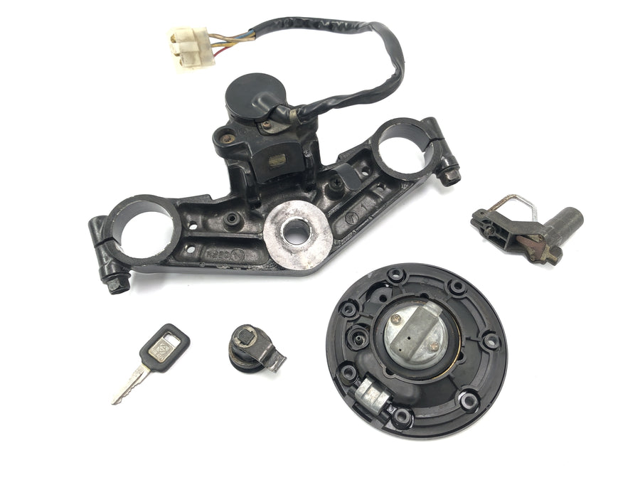 Kawasaki ZX -10 ZXT00B [1990] - Cerrajería con puente de la horquilla en el bloqueo de bloqueo del asiento del asiento del tanque superior