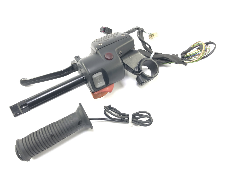 BMW R 1100 S R11S [2005] - Accesorios de manillar a la izquierda con un interruptor de manillar y bomba de embrague de dirección.