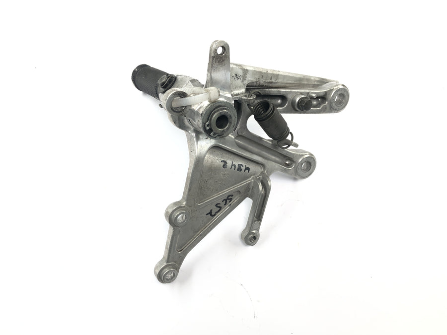 Honda CBR 1000 RR SC57 [2006] - Reposapiés del conductor derecho con sistema de reposapiés con pedal de freno