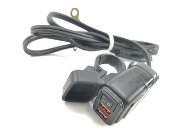 Yamaha XV 1600 Wild Star VP08 [2002] - Toma de carga USB doble toma USB
