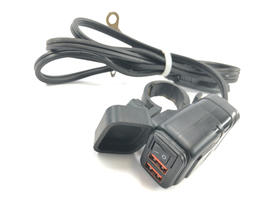Yamaha XV 1600 Wild Star VP08 [2002] - Toma de carga USB doble toma USB
