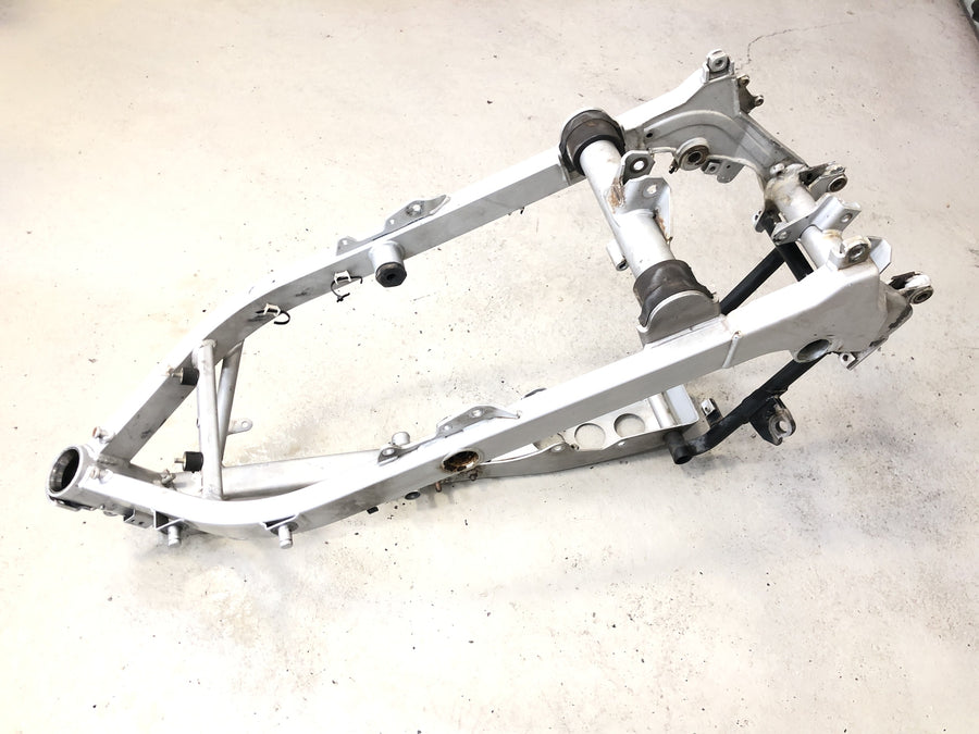 BMW F 650 GS R13 [2000] - Bastidor principal con papeles