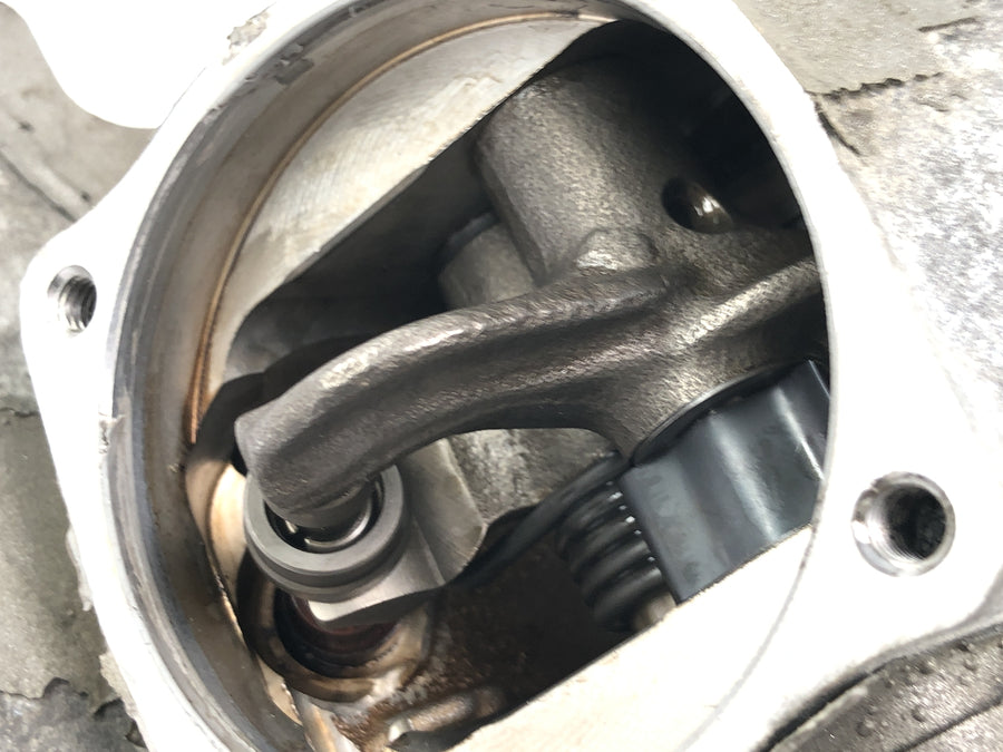 Ducati Multistrada 1000 DS [2003] - culata tren de válvulas trasero cilindro estacionario