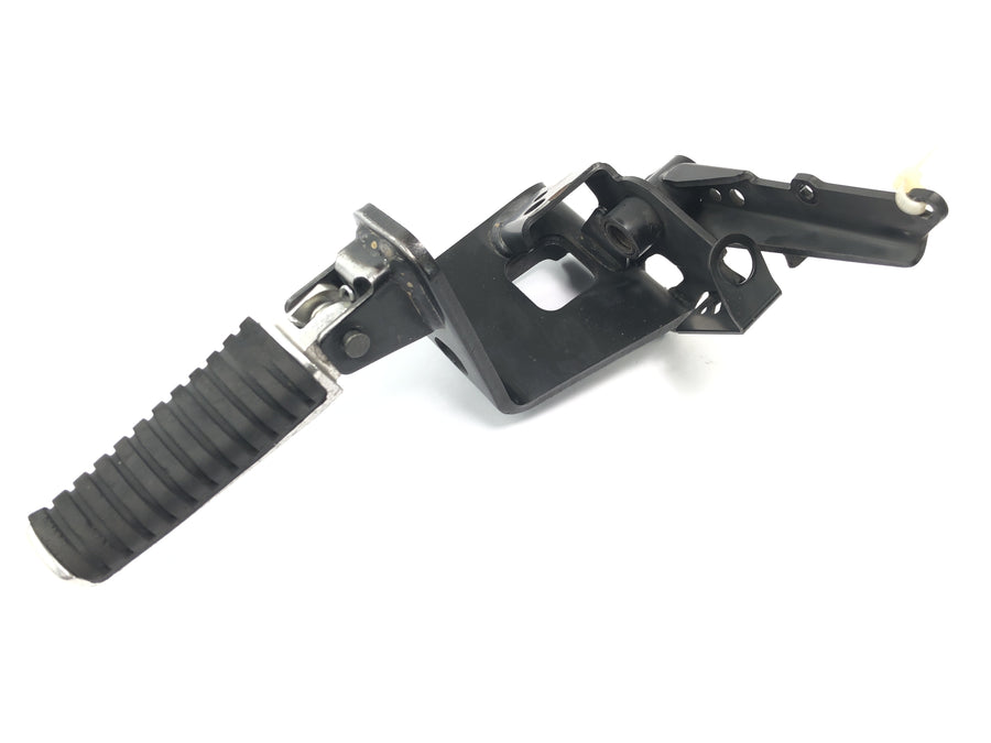 Suzuki VZ 1500 WVCU [2011] - Reposapiés conductor derecho Reposapiés conductor con soporte