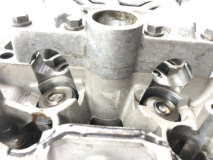 Triumph Daytona 955i T595N [2003] - Cilindro Cabeza de bloque de cabezal de la válvula