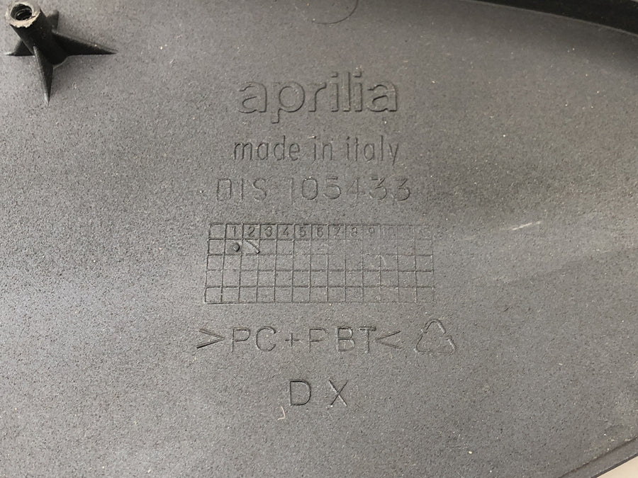 Aprilia RST 1000 Futura [2002] - revestimiento lateral en el lado izquierdo del panel lateral del asiento
