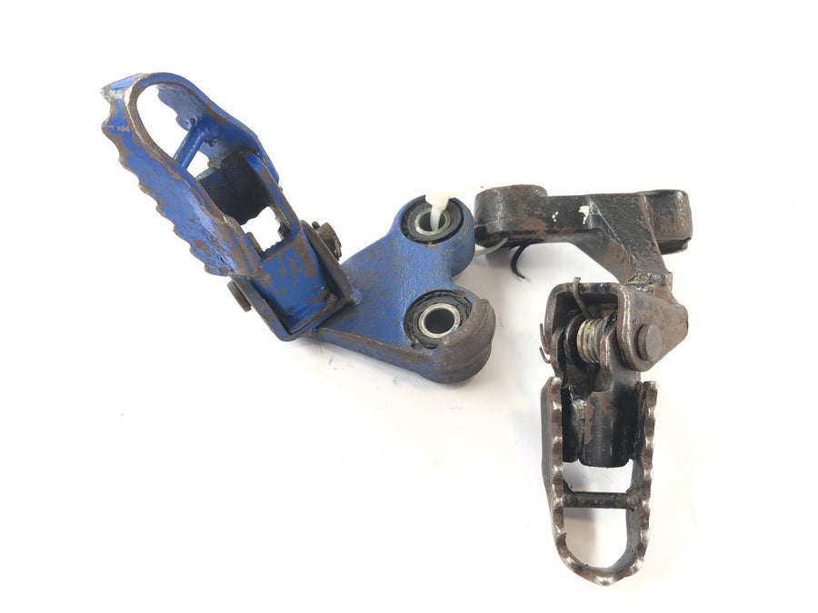 Suzuki DR 350 SK42B [1991] - Los reposapiés del conductor Footrests del conductor izquierdo y derecho
