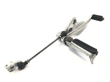 Yamaha XJR 1200 4PU [1996] - Reposapiés del conductor izquierdo con pedal de cambio y varillaje