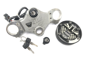 Triumph Sprint St 1050 [2005] - Bloqueo con puente de la horquilla en la cerradura del tanque superior