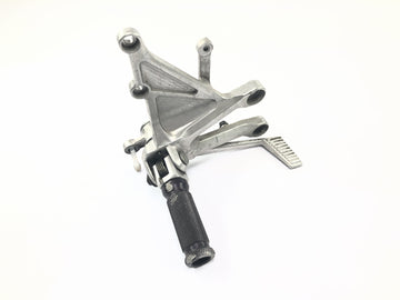 Honda CBR 1000 RR SC57 [2006] - Reposapiés del conductor derecho con sistema de reposapiés con pedal de freno