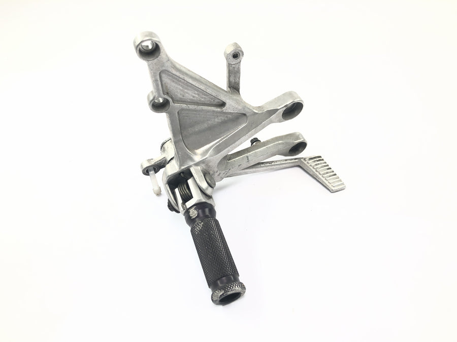 Honda CBR 1000 RR SC57 [2006] - Reposapiés del conductor derecho con sistema de reposapiés con pedal de freno