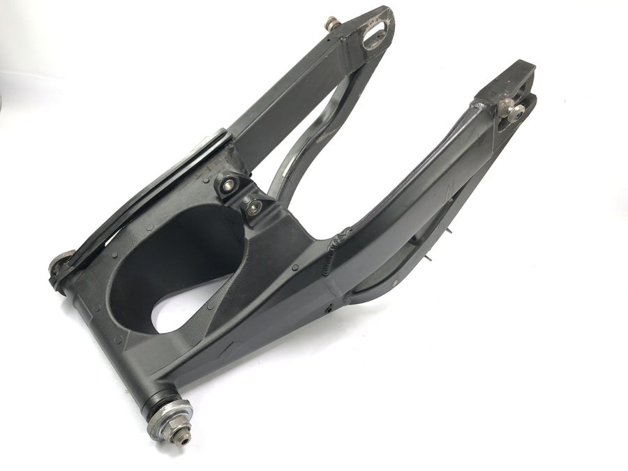 Yamaha YZF R1 RN09 [2003] - brazo oscilante de la rueda trasera en la parte posterior
