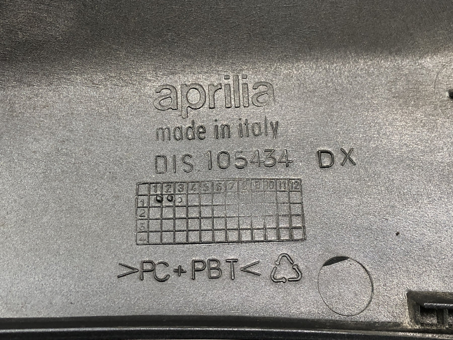 Aprilia RST 1000 Futura [2002] - revestimiento de asientos en el revestimiento trasero trasero izquierdo