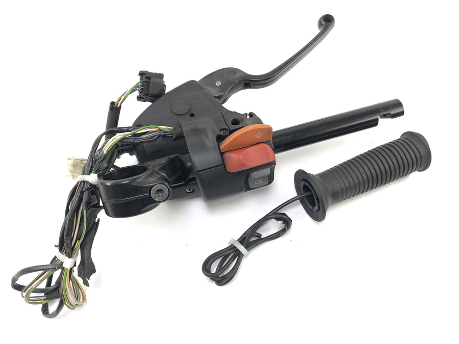 BMW R 1100 S R11S [2005] - Accesorios de manillar a la izquierda con un interruptor de manillar y bomba de embrague de dirección.
