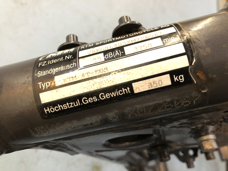 KTM 640 LC4 EGS [1999] - Bastidor principal con documento de matriculación del vehículo