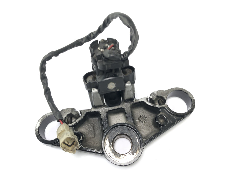 Honda NSR 125 JC22 [1998] - Puente de la bifurcación en la parte superior con bloqueo de la cubierta del tanque de bloqueo de encendido con llave