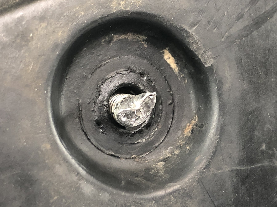 KTM 640 LC4 EGS [1999] - Tornillos del carenado del depósito de gasolina rotos