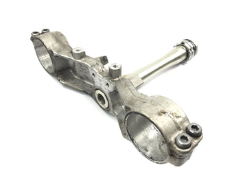 Yamaha YZF R1 RN04 [2001] - Puente de horquilla debajo del tubo de dirección